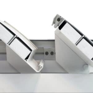 Pergolă premium atașată de perete EurosanDOOR – model 3D cu lamele orientabile și structură din aluminiu rezistent la intemperii.
