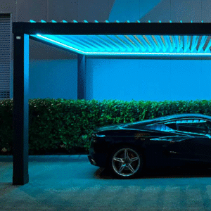 Pergolă premium EurosanDOOR cu iluminare LED, vedere nocturnă cu partea stângă a unei mașini parcată dedesubt.