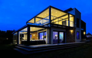 Casă modernă cu pergolă premium EurosanDOOR atașată de perete, spațiu exterior elegant și funcțional.