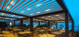 Interior restaurant cu pergolă premium EurosanDOOR iluminată LED, vedere nocturnă.