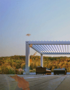 Pergolă premium EurosanDOOR situată pe malul unui lac, spațiu exterior relaxant și elegant.