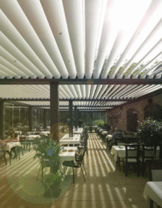 Interior restaurant cu pergolă premium EurosanDOOR vizibilă pe tavan, iluminare naturală de zi.